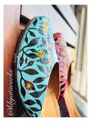 The Free Sprit ~ Beautiful Handpainted Juttis